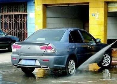 夏季雨水多汽车养护雨水“洗车”要不得