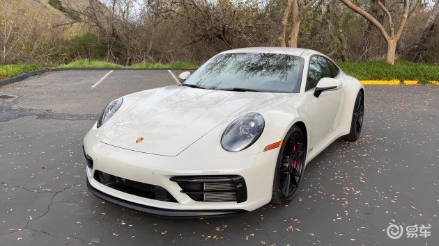 The 2022 Porsche 911 Carrera GTS Is the Perfect 911 Compromise_Moment.jpg
