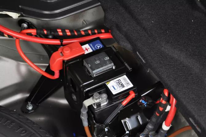 奔驰车的蓄电池多久更换一次？