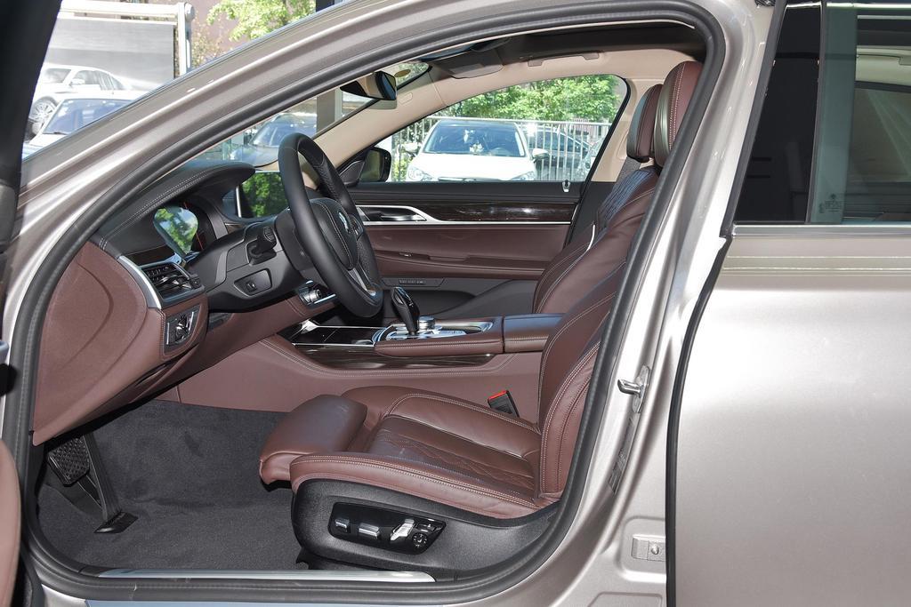 宝马7系售价82.8万元起欢迎试乘试驾。